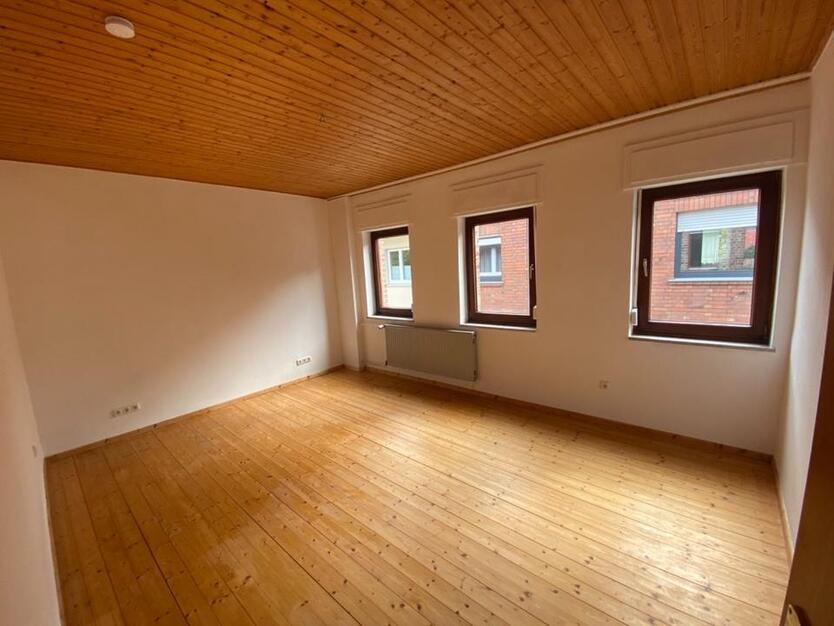 Haus mit großer Dachterrasse, Garten und Garagen in der Altstadt