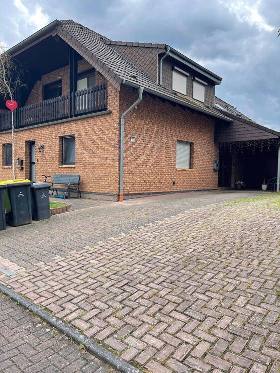 Modernisierte Doppelhaushälfte mit einer Praxis in Troisdorf Altenrath