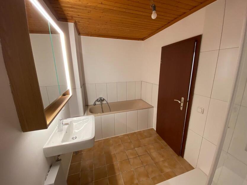 Haus mit großer Dachterrasse, Garten und Garagen in der Altstadt