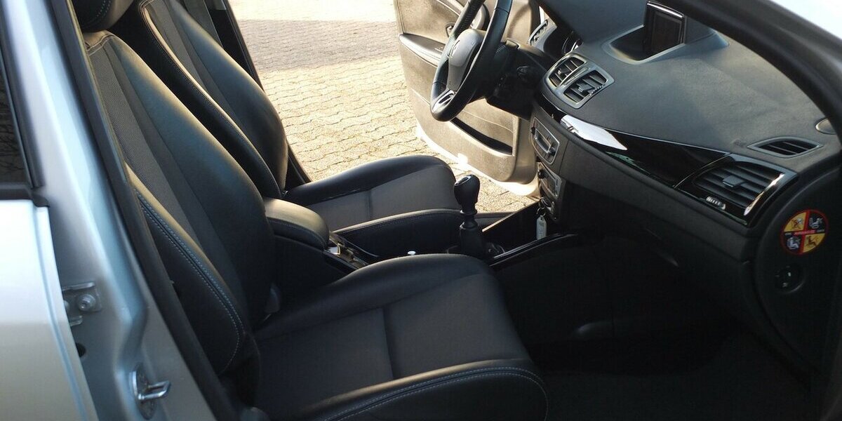 Renault Megane BOSE EDITION NAVI KLIMAAUTOM TEILLEDER PARK 107.158 km 7.408 &euro; Köln 50858