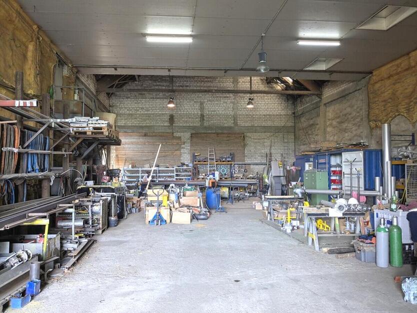 Vielseitig nutzbare Lagerhalle mit Büro in Grevenbroich zu vermieten zimmer