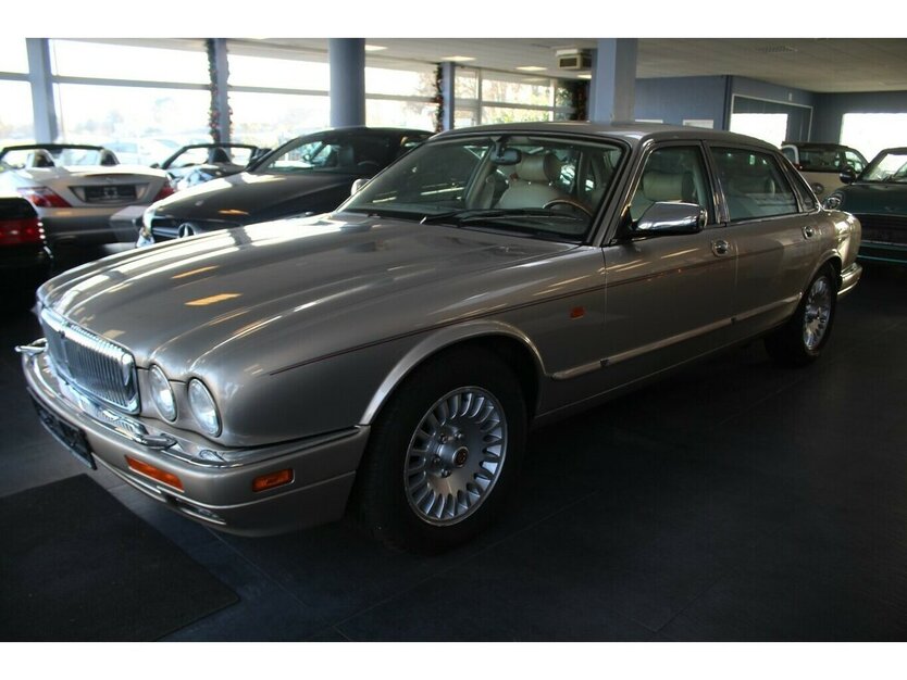 Jaguar XJ 4.0 Lang Automatik - Leder - Schiebedach - 119.865 km 19.980 € Euskirchen 53881