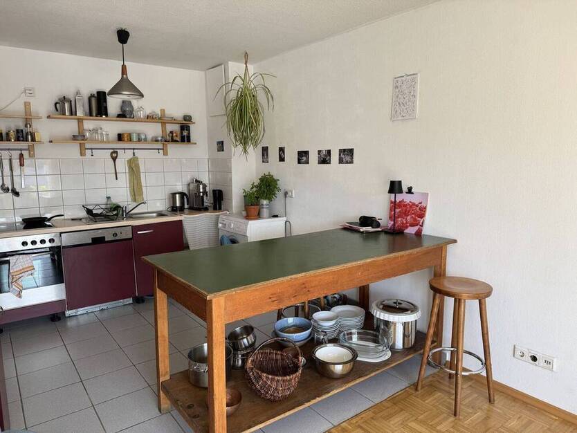 Helle 2 Zimmer Dachgeschoßwohnung mit Balkon und Tiefgaragenplatz