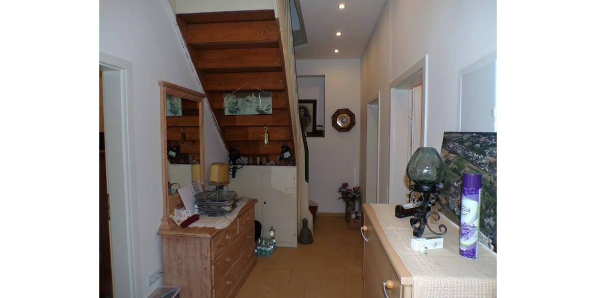 geräumiges Einfamilienhaus mit Anbau, Nebengebäude incl. Garagen, Vorhof und Innenhof 8 zimmer