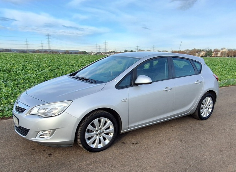 Opel Astra 95.000 km 5.900 € Köln 50667