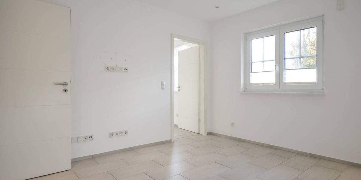 Neubaucharakter trifft Wohlfühloase: Hochwertig ausgestattetes Einfamilienhaus mit Außenpool! 6 zimmer