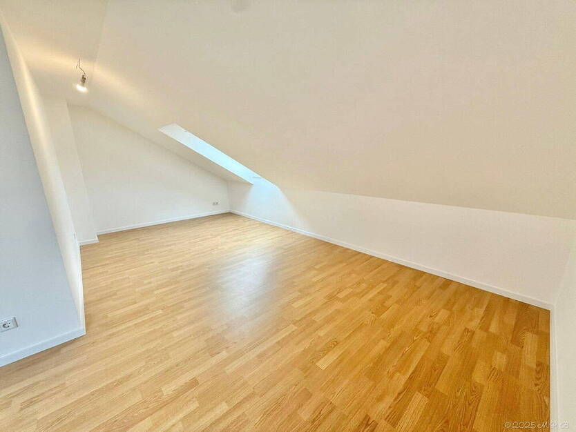 **Lichtdurchflutetes Familiendomizil in begehrter Lage von Kaiserswerth**PROVISIONSFREI**