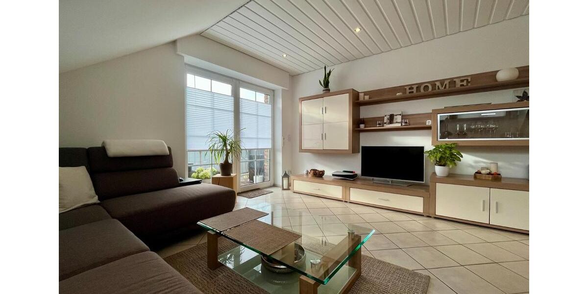 Provisionsfrei: Helle DG-Wohnung mit Balkon & 2 TG-Stellplätzen 3 zimmer