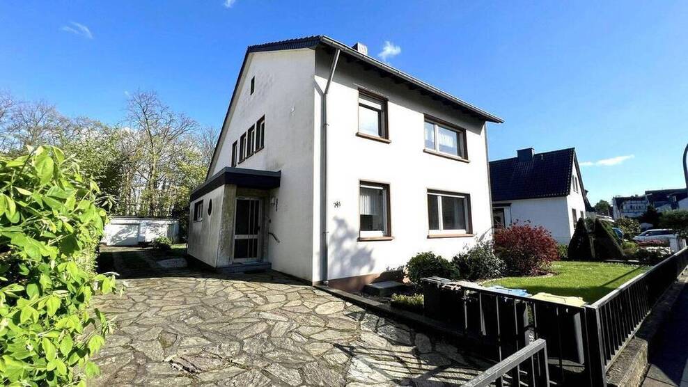Freistehendes Ein-Zweifamilienhaus mit großem Grundstück