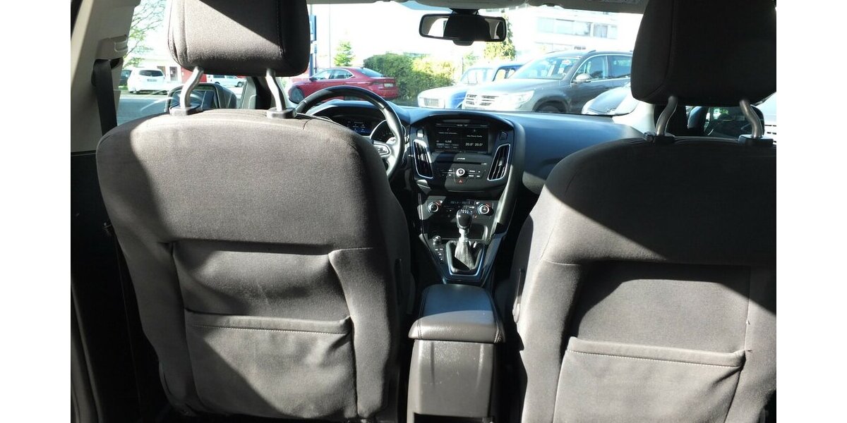 Ford Focus TITANIUM WM26: NAVI KLIMAAUT EINPARKHILFE 134.288 km 6.998 &euro; Köln 50858
