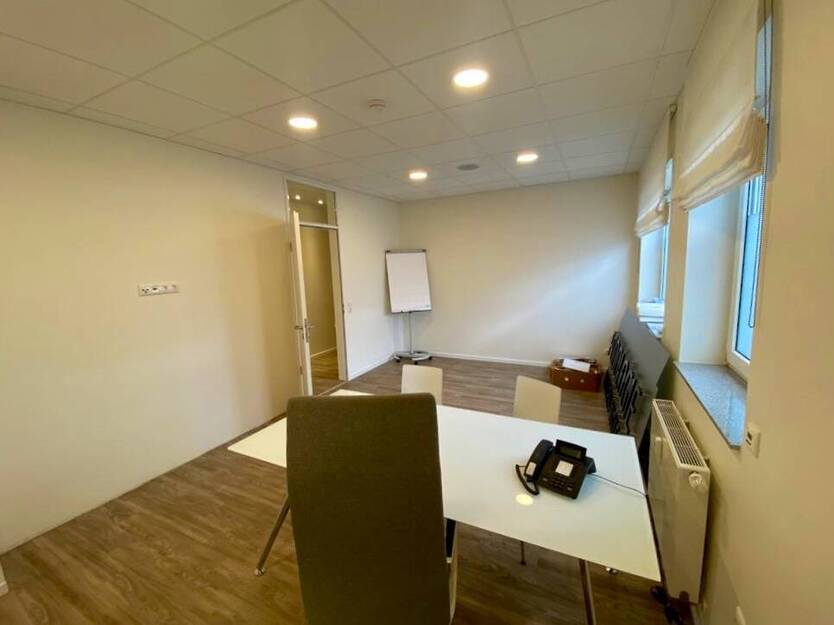 Moderne und großzügige Praxisräumlichkeiten auf zwei Etagen 9 zimmer