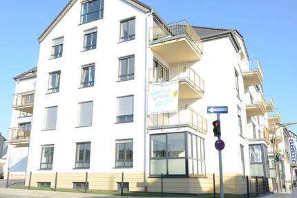 Neuwertige 3 Zi. Wohnung * ca. 73,44 m² Wfl. * Wannenbad * G-WC * großer Balkon in Südlage * Einbauküche * Außenstell... 3 zimmer