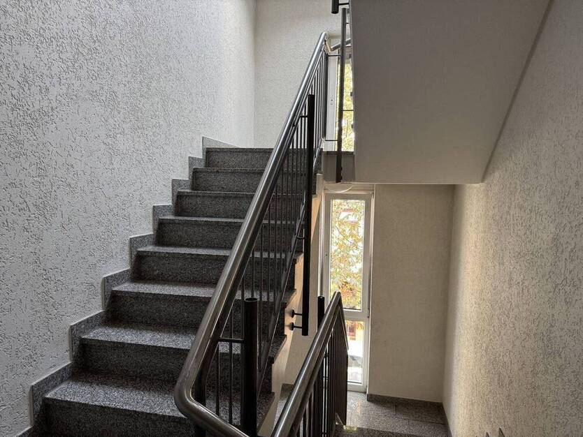 Helle 2 Zimmer Dachgeschoßwohnung mit Balkon und Tiefgaragenplatz