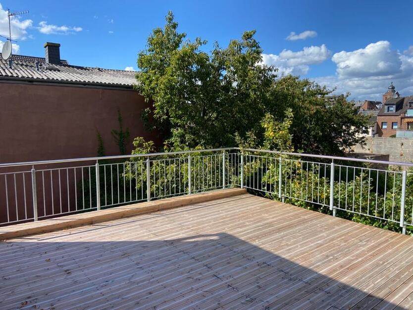 Haus mit großer Dachterrasse, Garten und Garagen in der Altstadt