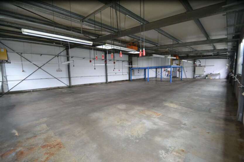 Halle in Hilden 2.495 € 325 m²