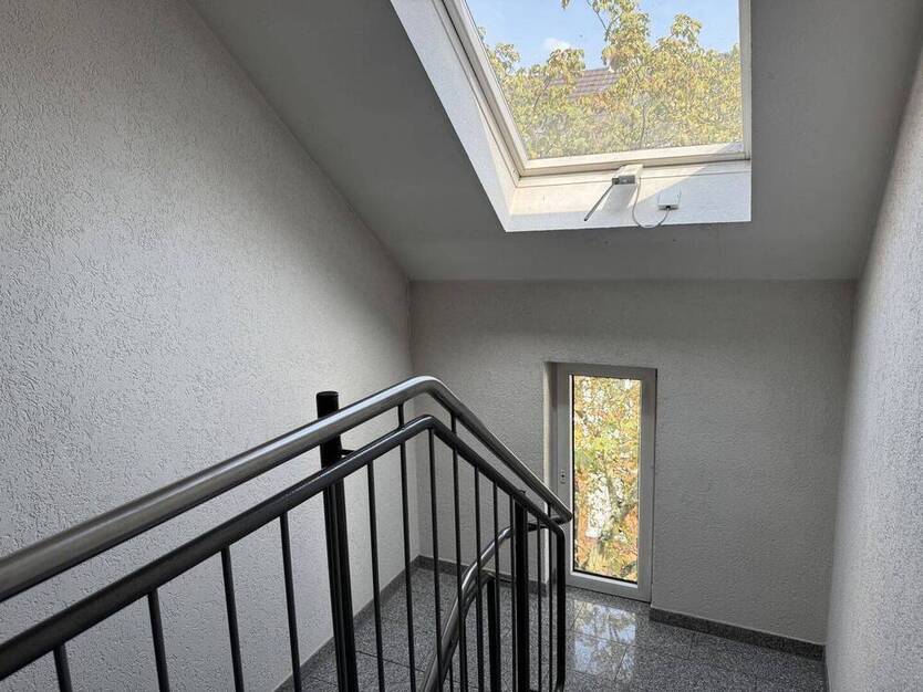 Helle 2 Zimmer Dachgeschoßwohnung mit Balkon und Tiefgaragenplatz