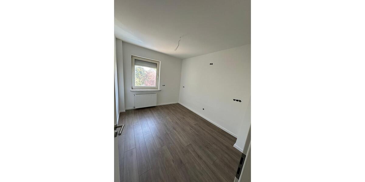 Etagenwohnung Solingen - 4 Zimmer, 100 m&sup2;, 1.000&euro; | Angebot:26265943