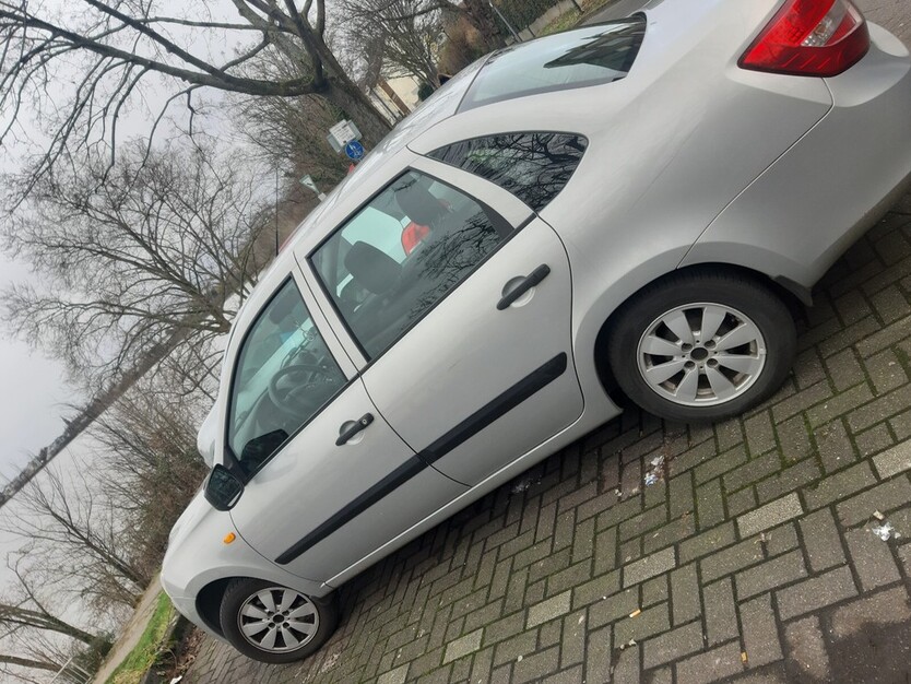 Lada Granta 140.335 km 2.600 € Köln 50667