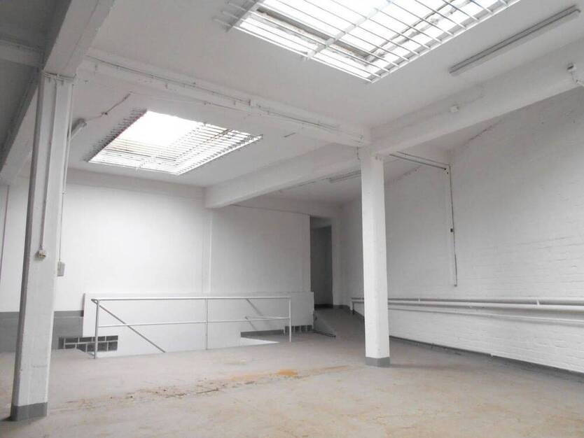 HalleKreativfläche mit Büro und Lagerkeller, Hintergebäude, LieferzufahrtTor, provisionsfrei