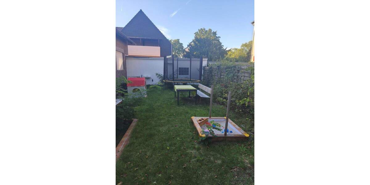 Lichtdurchflutete Wohnung mit Garage, Kamin und eigenem Garten im freistehendem Haus 3 zimmer