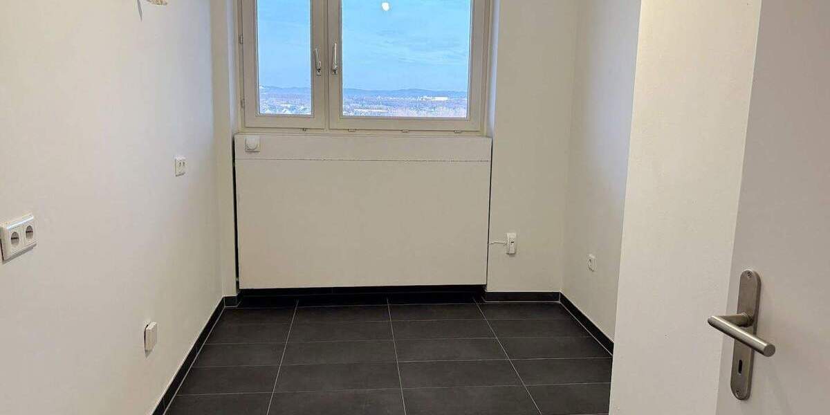 Wohngenuss & Rheinblick, frisch modernisierte 3 Zimmer mit Rundum-Panorama-Balkon, neues Bad, Aufzug 3 zimmer