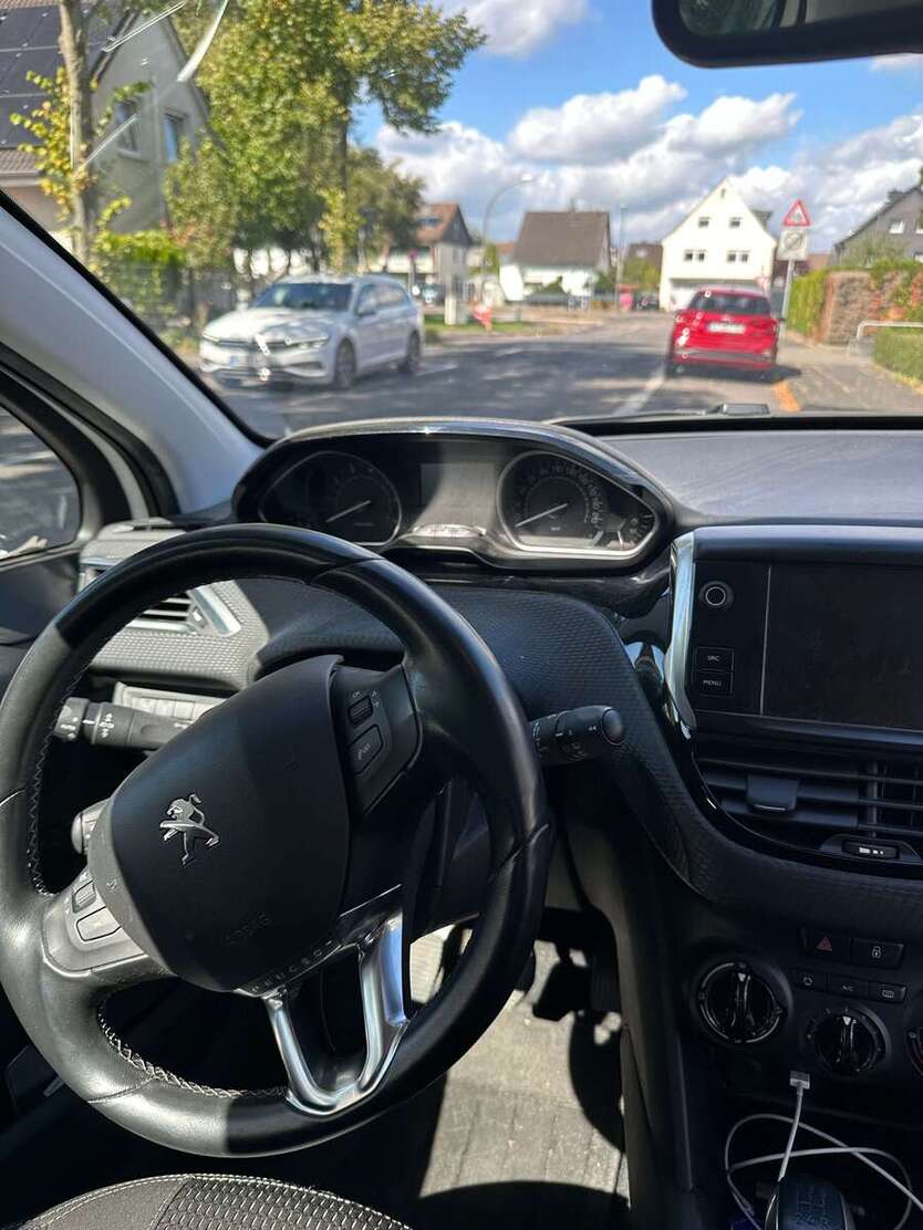 Peugeot 208 94.000 km 5.990 € Köln 51145