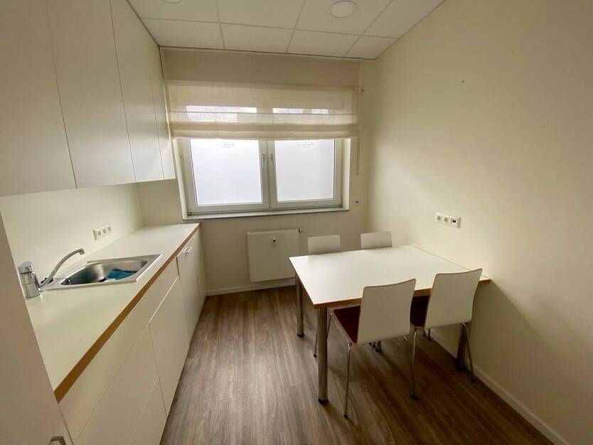 Moderne und großzügige Praxisräumlichkeiten auf zwei Etagen 9 zimmer