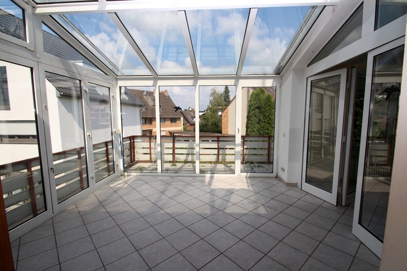 Stilvoll wohnen auf zwei Etagen – Maisonette-Wohnung mit 6 Zimmern, 2 Balkonen und Wintergarten in Hürth-Gleuel!