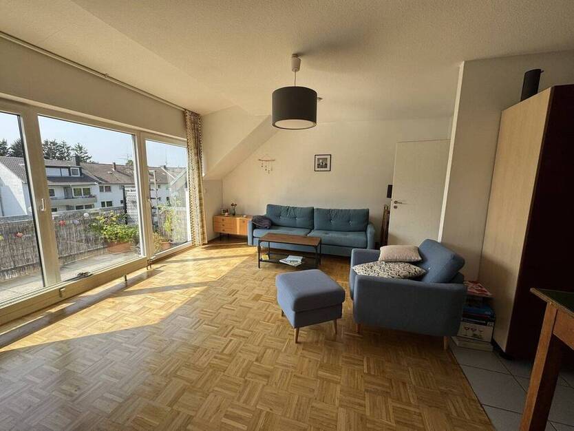 Helle 2 Zimmer Dachgeschoßwohnung mit Balkon und Tiefgaragenplatz