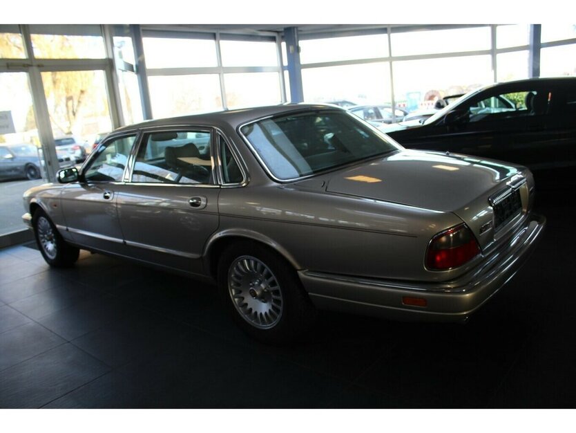 Jaguar XJ 4.0 Lang Automatik - Leder - Schiebedach - 119.865 km 19.980 € Euskirchen 53881