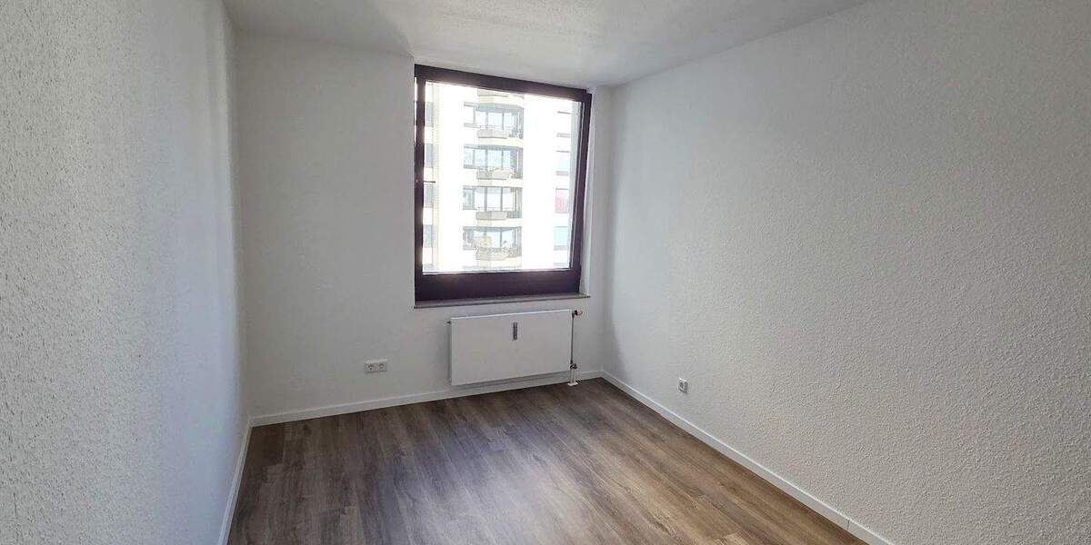Renovierte 3-Zimmer-Wohnung mit neuem Boden, neuen Wänden, Balkon, Wannenbad, Gäste-WC, Aufzug 3 zimmer