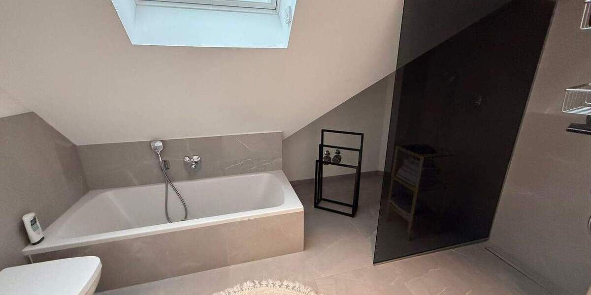 Wunderschöne Maisonette-Whg. in Alt-Junkersdorf mit Loggia - Anfragen per E-Mail - 4 zimmer