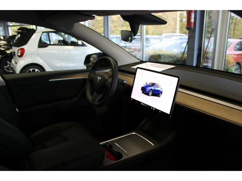 Tesla Model Y RWD 33.530 km 32.980 € Euskirchen 53881