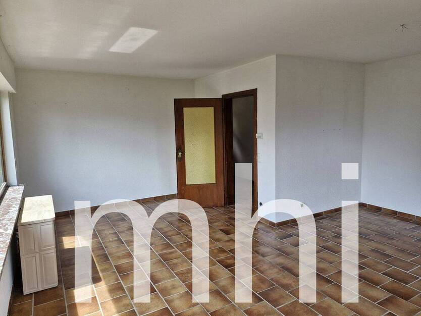 Much Hündekausen: Kleiner Bungalow mit 2 Garagen für die kleine Familie.