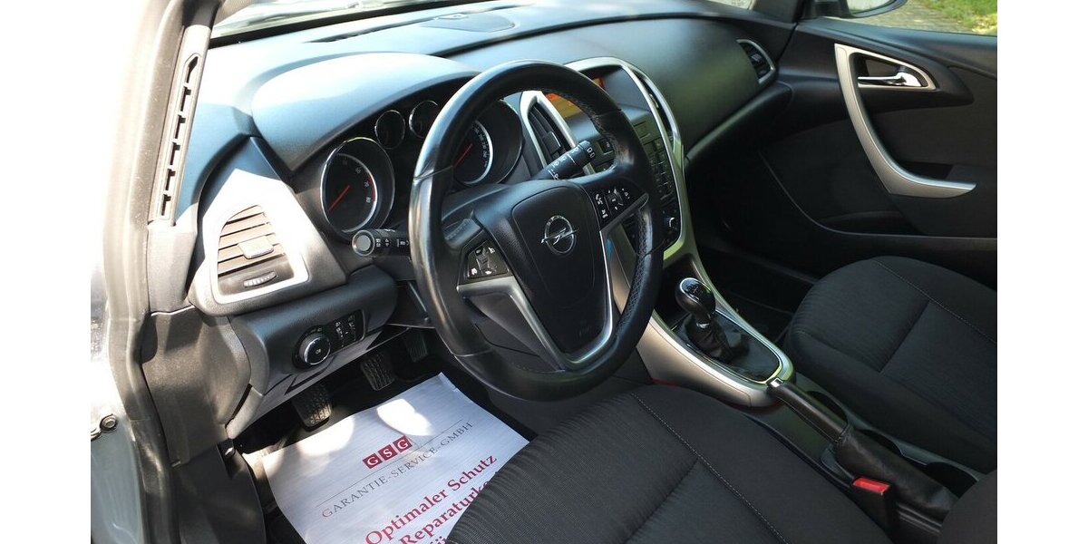Opel Astra WM26:SPORTS TOURER EDITION PARKPILOT KLIMAAN 133.025 km 5.908 &euro; Köln 50858