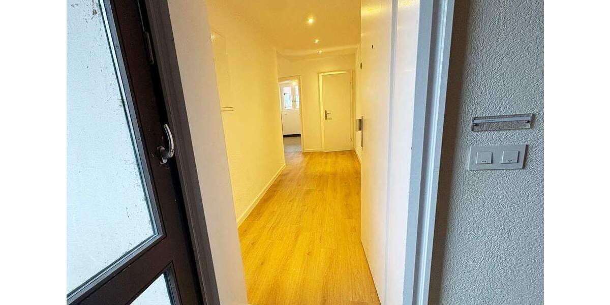 NEUES Bad* NEUER Boden* NEUES Wohngefühl* NEUE Einbauküche* 3 Zimmer + Balkon, Gäste-WC, Aufzug 3 zimmer
