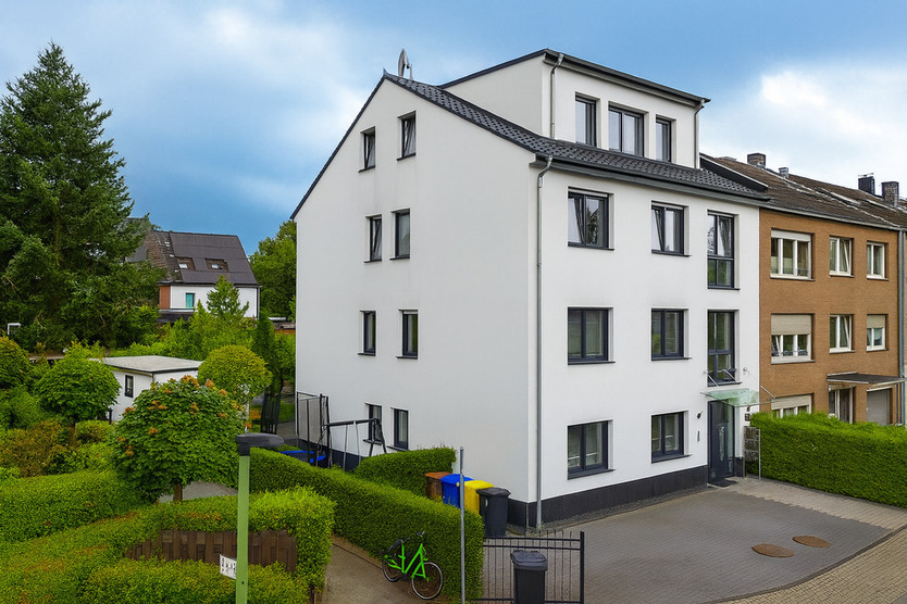 Lichtdurchflutete DG-Wohnung mit Süd-Loggia und Stellplatz in ruhiger, rheinnaher Lage von Neuss