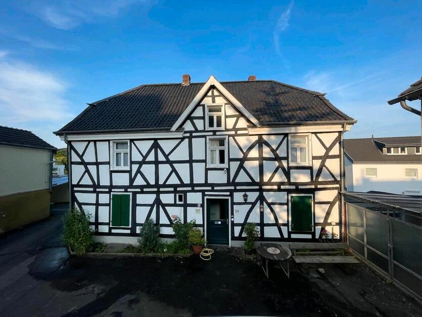 freistehendes Mehrfamilien-Fachwerkhaus