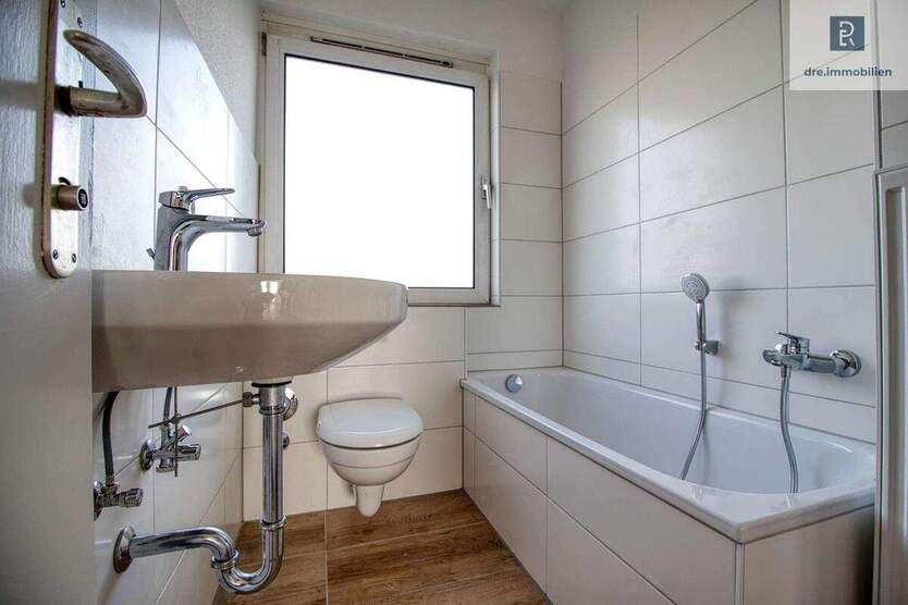 Köln-Nippes: Frisch renovierte, helle 2 Zimmer Dachgeschosswohnung mit großem Balkon 2 zimmer