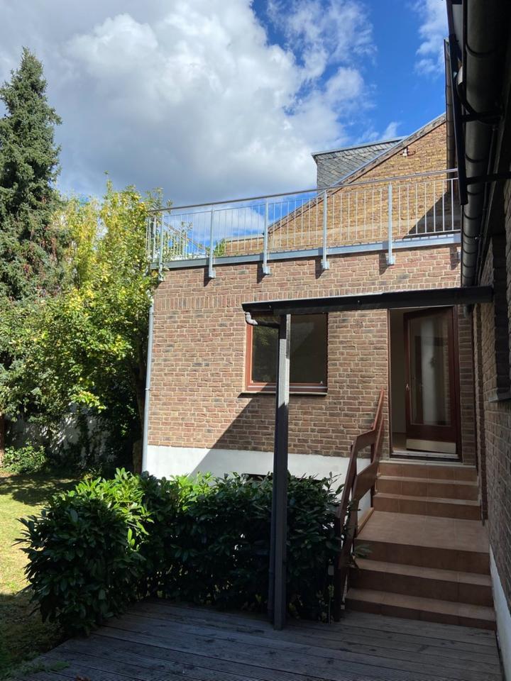 Haus mit großer Dachterrasse, Garten und Garagen in der Altstadt