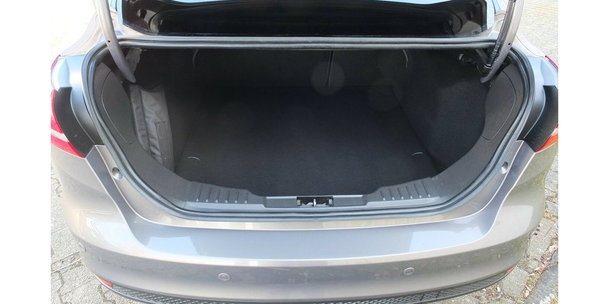 Ford Focus KLIMAUTOMATIK PARKPILOT 4-TÜRIG 118.919 km 6.998 € Köln 50858