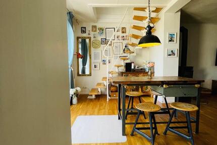 Charmante Dachgeschoßwohnung mit Atelier in Rheinlage