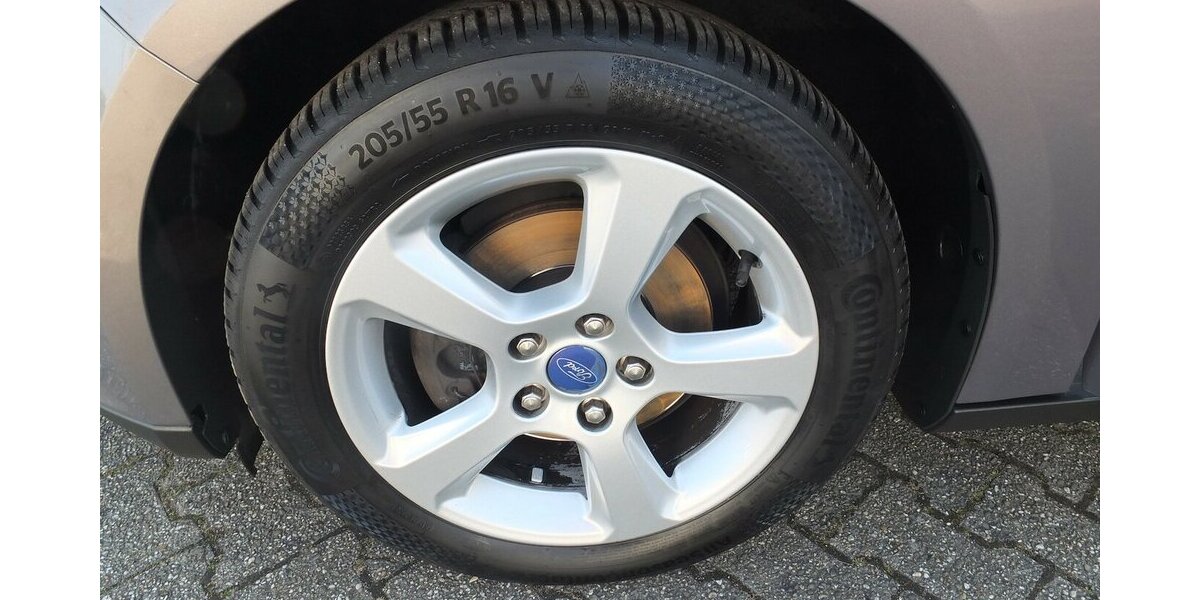 Ford Focus KLIMAUTOMATIK PARKPILOT 4-TÜRIG 118.919 km 6.998 € Köln 50858