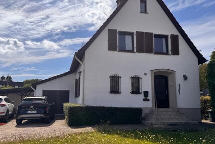 Freistehendes Einfamilienhaus mit 50er Jahre Charme & großem Grun
