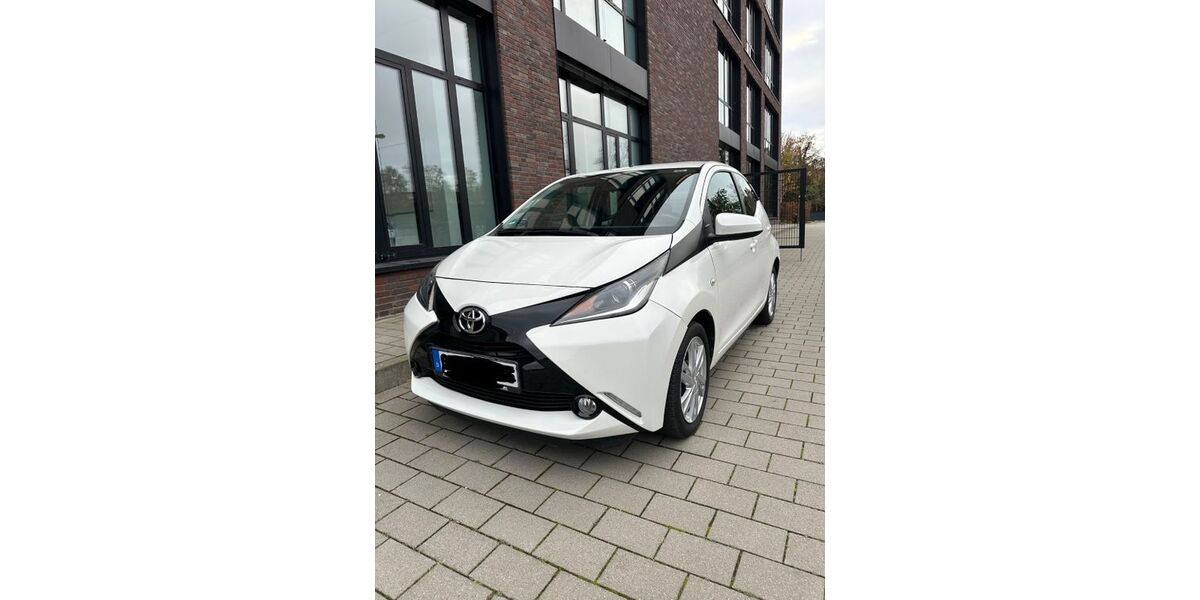 Toyota Aygo (X) 91.300 km 10.900 &euro; Bonn 53123