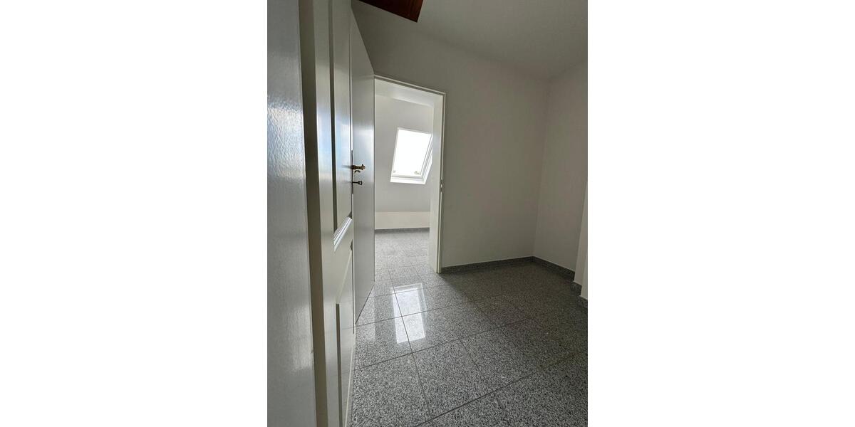 Dachgeschoßwohnung Niederkassel - 2 Zimmer, 63 m&sup2;, 239.000&euro; | Angebot:26056558