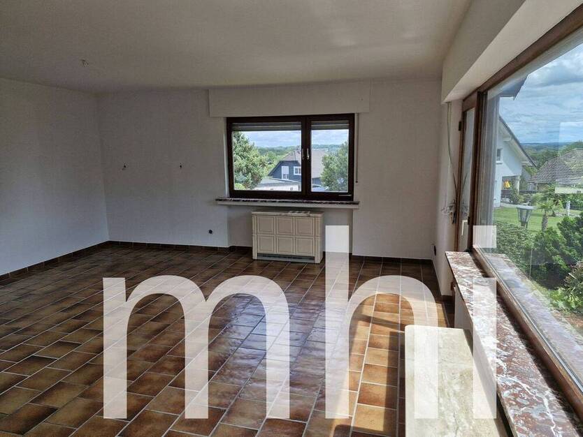 Much Hündekausen: Kleiner Bungalow mit 2 Garagen für die kleine Familie.
