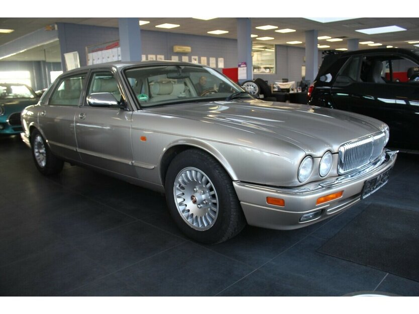 Jaguar XJ 4.0 Lang Automatik - Leder - Schiebedach - 119.865 km 19.980 € Euskirchen 53881