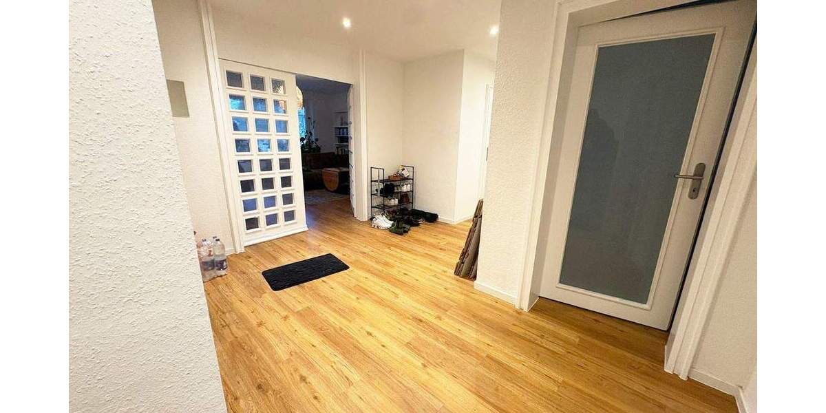 Nur noch einziehen! Modernisierte 4-Zimmer mit 2 Balkonen, neues Bad mit Wanne, Gäste-Bad mit Dusche 4 zimmer