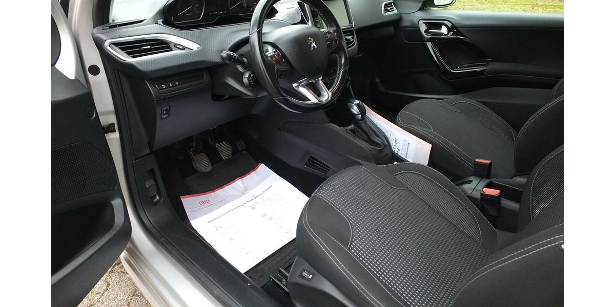 Peugeot 208 1.2 PURE TECH ALLURE KLIMAPDC SHZ SPORT LMF 98.599 km 7.704 &euro; Köln 50858